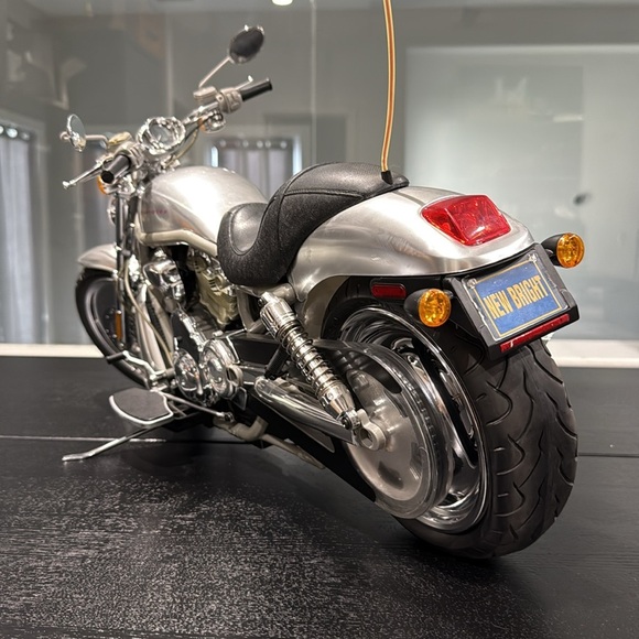 Vintage Harley-Davidson Remote Control V-Rod Motorcycle - Picture 9 of 14